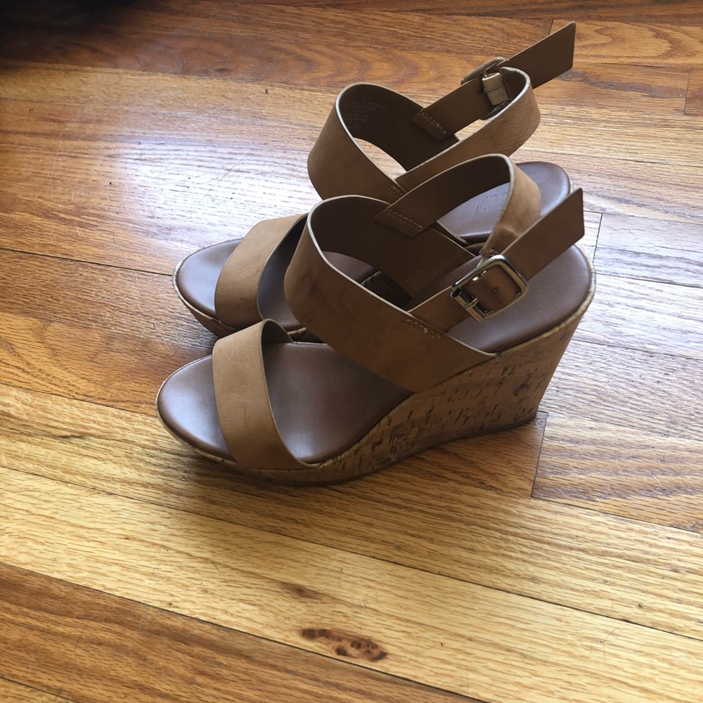 Cognac tan leather wedges